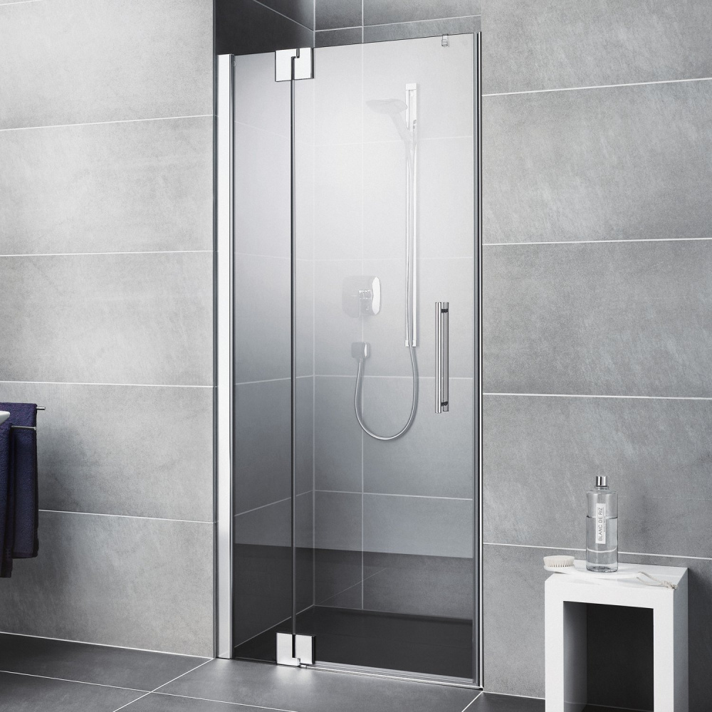 Стеклянная перегородка в душевую нишу с распашной дверью и добором