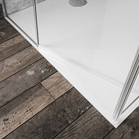 Стеклянная угловая душевая перегородка с распашной дверью и добором