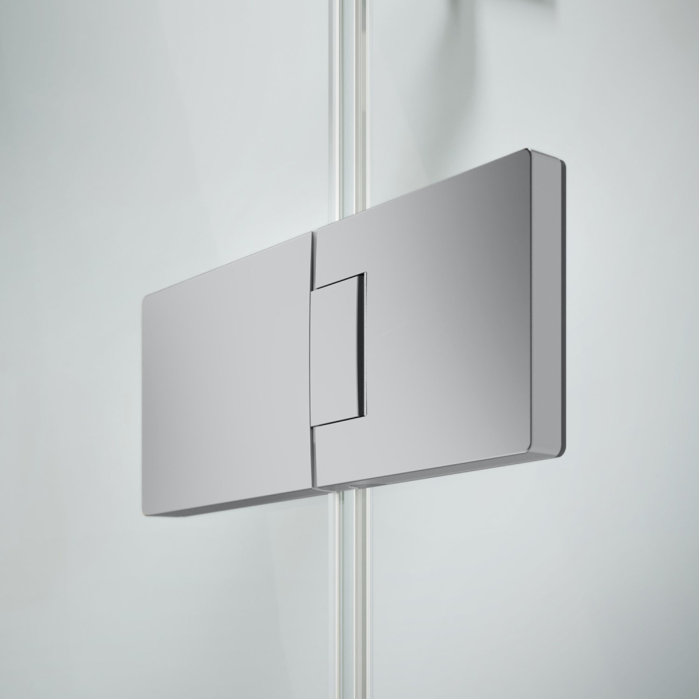 Стеклянная угловая душевая перегородка с распашной дверью и добором