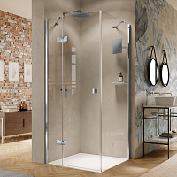 Стеклянная угловая душевая перегородка с распашной дверью и добором